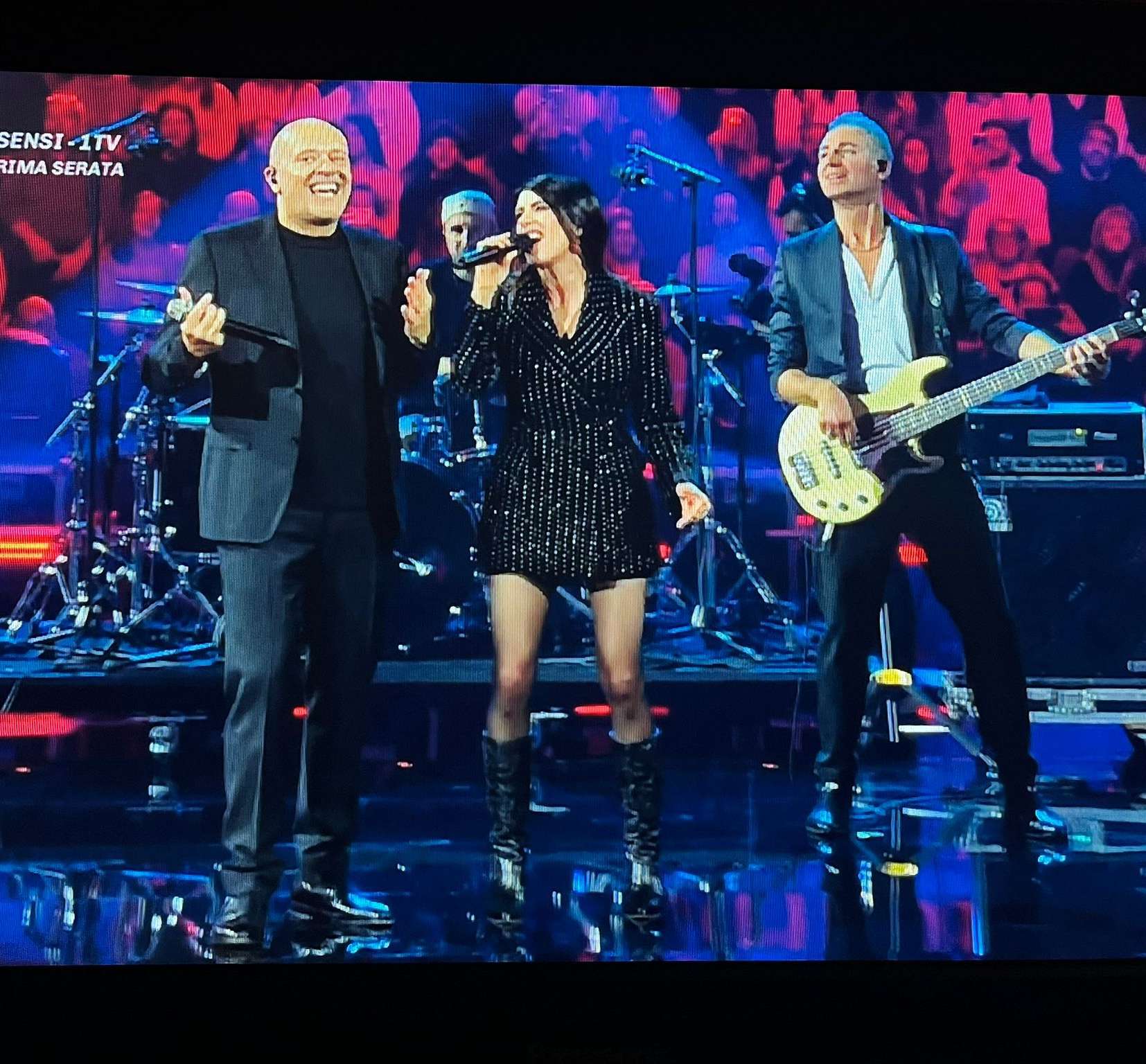 Un momento dal vivo di Marco Mariniello con Pezzali e Giorgia